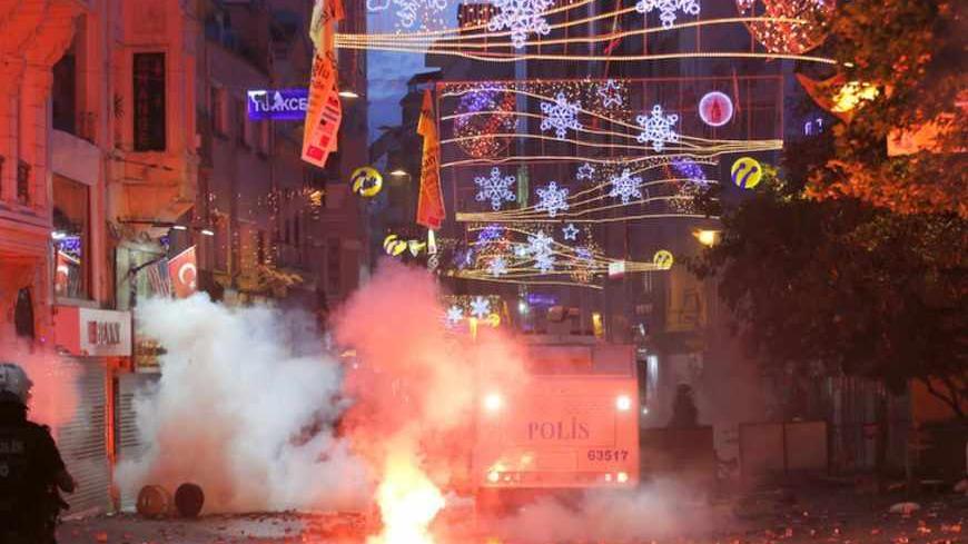 Riot police use tear gas to disperse the crowd during an anti-government protests at Taksim Square in central Istanbul May 31, 2013. Turkish police fired tear gas and water cannon on Friday at demonstrators in central Istanbul, wounding scores of people and prompting rallies in other cities in the fiercest anti-government protests for years. REUTERS/Murad Sezer (TURKEY - Tags: POLITICS CIVIL UNREST) - RTX107K8