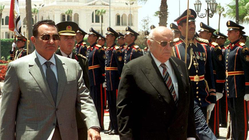Egyptian President Hosni Mubarak (L) and his Turkish counterpart Suleyman Demirel review the Honor guard at Ras el Teen Presidential palace in Alexandria July 26. Both leaders will discuss economic and trade issues between both countries.

AN/GB - RTRQN5D