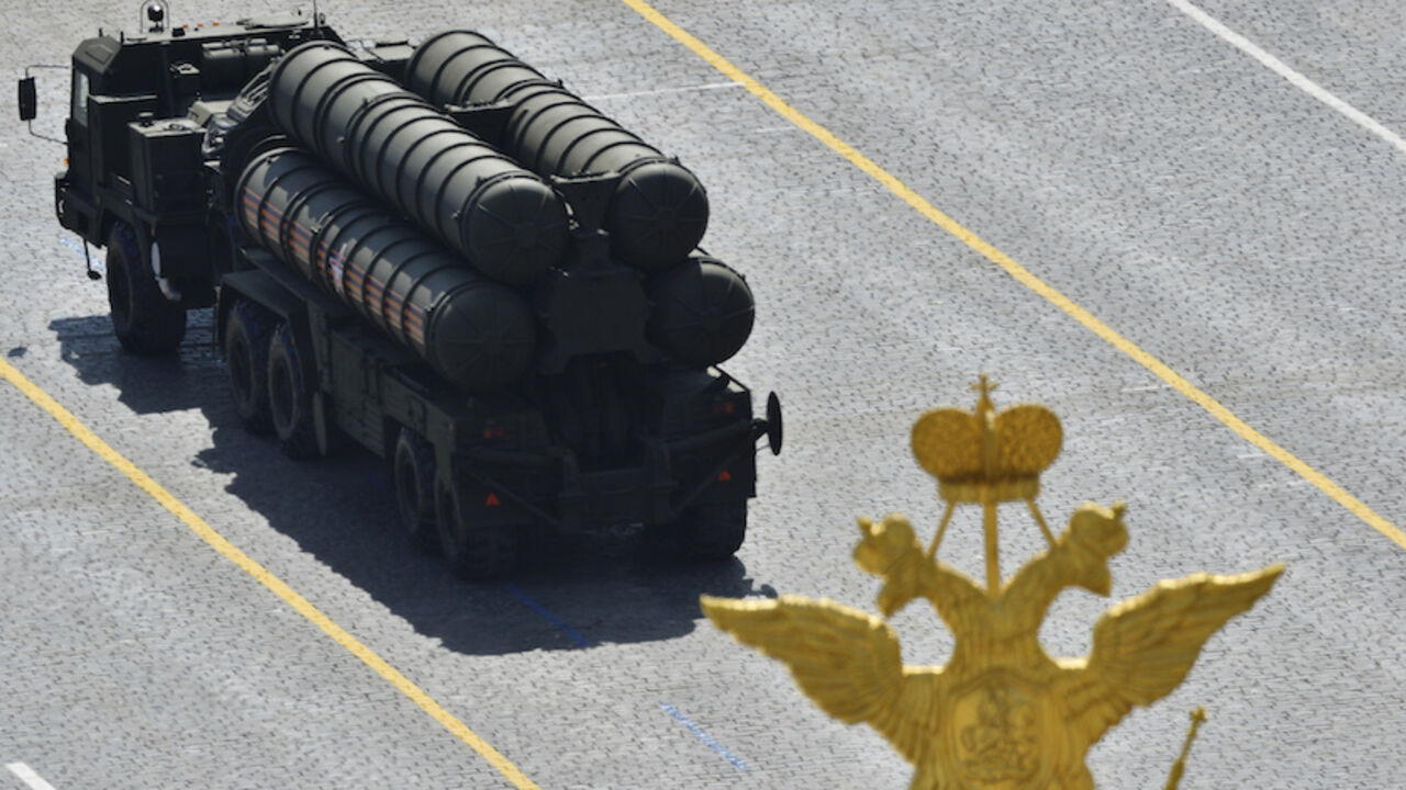 WW2-ANNIVERSARY/RUSSIA Russian S-400 Triumph/SA-21 Growler medium-range and long-range surface-to-air missile systems drive during the Victory Day parade at Red Square in Moscow, Russia, May 9, 2015. Russia marks the 70th anniversary of the end of World War Two in Europe on Saturday with a military parade, showcasing new military hardware at a time when relations with the West have hit lows not seen since the Cold War. REUTERS/Host Photo Agency/RIA Novosti ATTENTION EDITORS - THIS IMAGE HAS BEEN SUPPLIED BY A THIRD PARTY. IT IS D