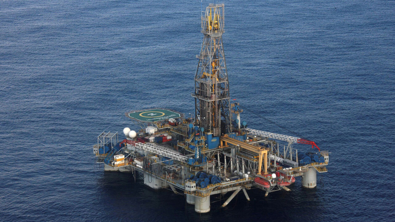 NOBLE ENERGY-RESULTS/ The Homer Ferrington gas drilling rig, operated by Noble Energy and drilling in an offshore block on concession from the Cypriot government, is seen during President Demetris Christofias' visit in the east Mediterranean, Nicosia November 21, 2011. REUTERS/Cyprus Public Information Office/Handout/File Photo FOR EDITORIAL USE ONLY. NOT FOR SALE FOR MARKETING OR ADVERTISING CAMPAIGNS. THIS IMAGE HAS BEEN SUPPLIED BY A THIRD PARTY. IT IS DISTRIBUTED, EXACTLY AS RECEIVED BY REUTERS, AS A SERVICE TO CLIENTS