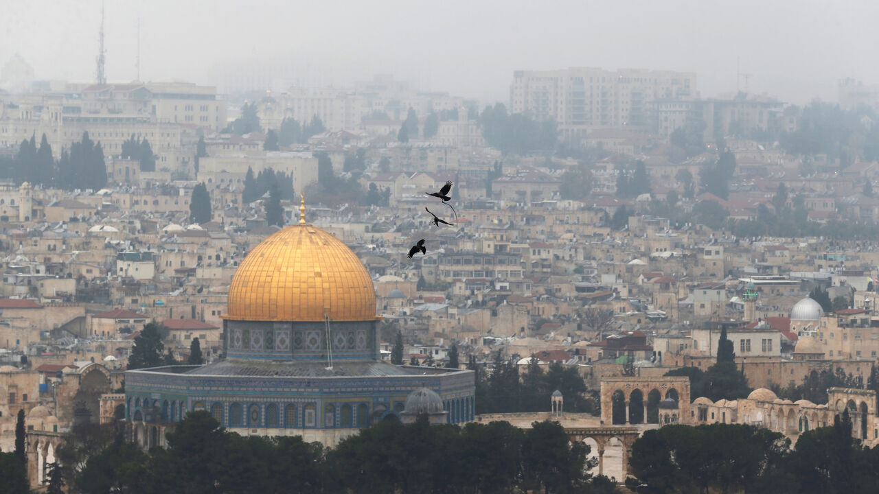 ISRAEL-WEATHER/ Birds fly on a foggy day near the Dome of the Rock, located in Jerusalem's Old City on the compound known to Muslims as Noble Sanctuary and to Jews as Temple Mount, Jerusalem, January 2, 2018. REUTERS/Ammar Awad - RC1FAC4E2C00