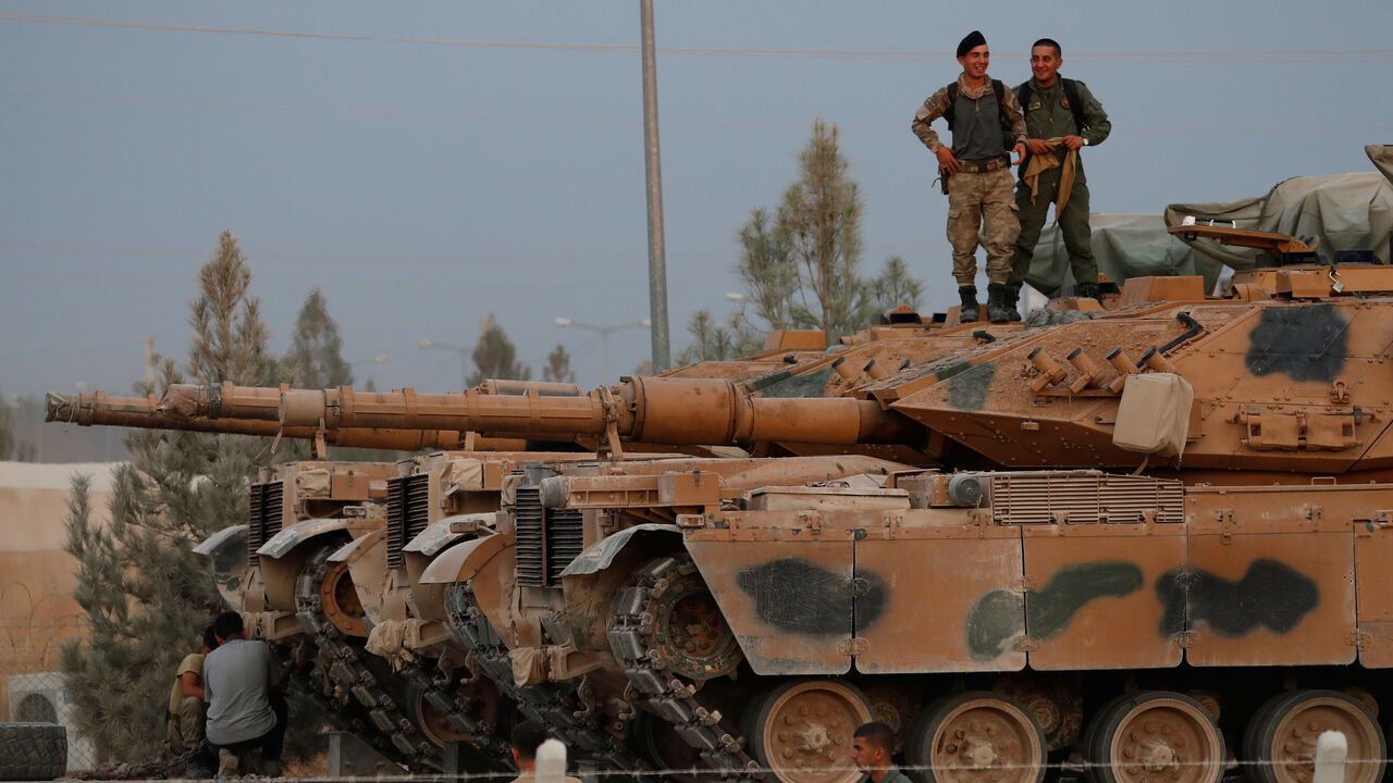 Turkish soldiers stand on top of a tank in the border town of Akcakale in Sanliurfa province, Turkey, October 11, 2019. REUTERS/Murad Sezer - RC146E7AC710
